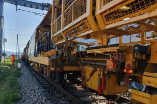 L'une des machines de chantier qui traite le ballast.